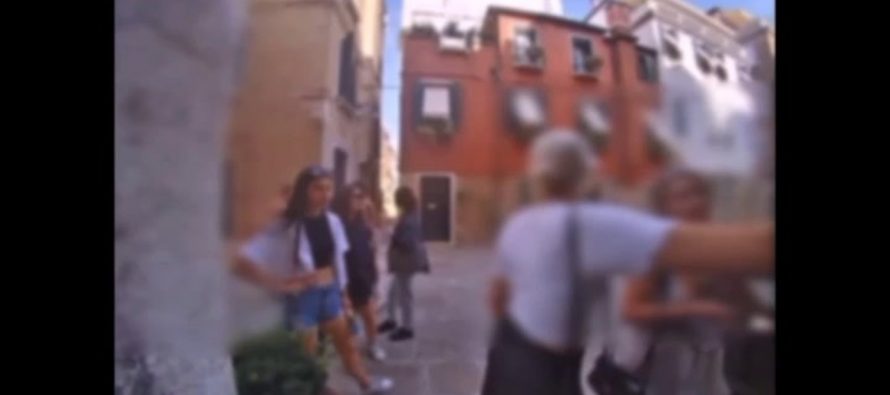 Baby Borseggiatrici Aggrediscono Turiste con Sputi e Calci – VIDEO