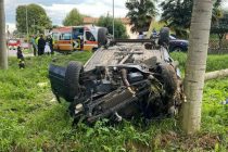 Un altro maranza in fuga si schianta contro un palo e muore: guidatore vive in campo rom