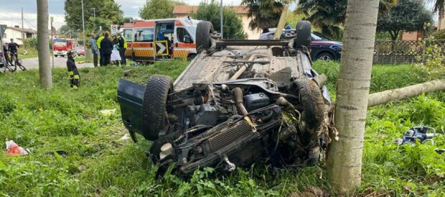 Un altro maranza in fuga si schianta contro un palo e muore: guidatore vive in campo rom