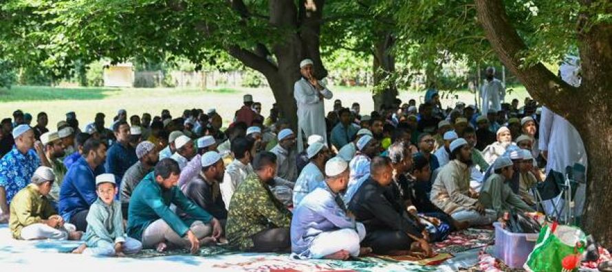 Islamici occupano parco per Allah, donna coraggiosa: «Tornate al vostro Paese»
