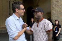 Il sindaco di sinistra premia Bello Figo: “Vogliamo le fighe bianche”