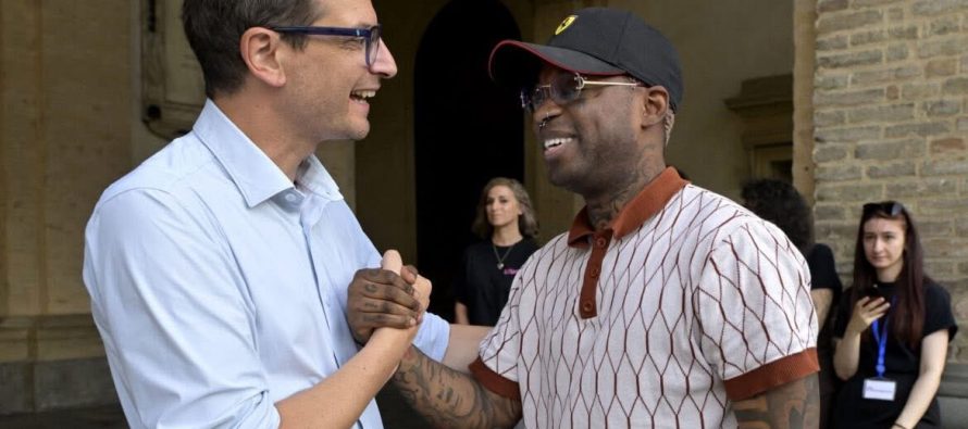 Il sindaco di sinistra premia Bello Figo: “Vogliamo le fighe bianche”