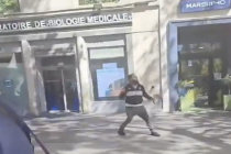 Islamico sgozza passanti a Marsiglia: abbattuto mentre recita Corano – VIDEO