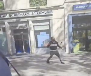 Islamico sgozza passanti a Marsiglia: abbattuto mentre recita Corano – VIDEO