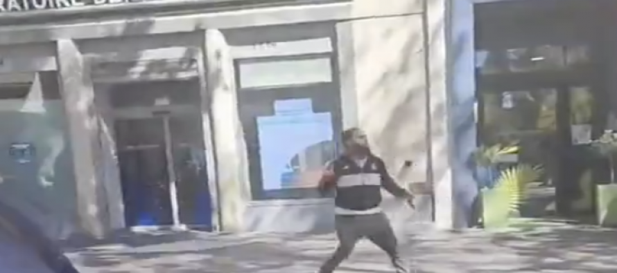 Islamico sgozza passanti a Marsiglia: abbattuto mentre recita Corano – VIDEO
