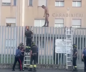 Immigrato umilia Carabinieri ma loro non possono abbatterlo – VIDEO