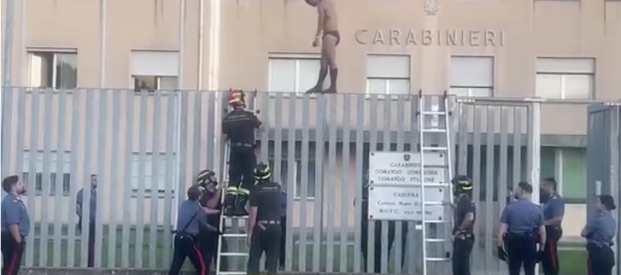 Immigrato umilia Carabinieri ma loro non possono abbatterlo – VIDEO