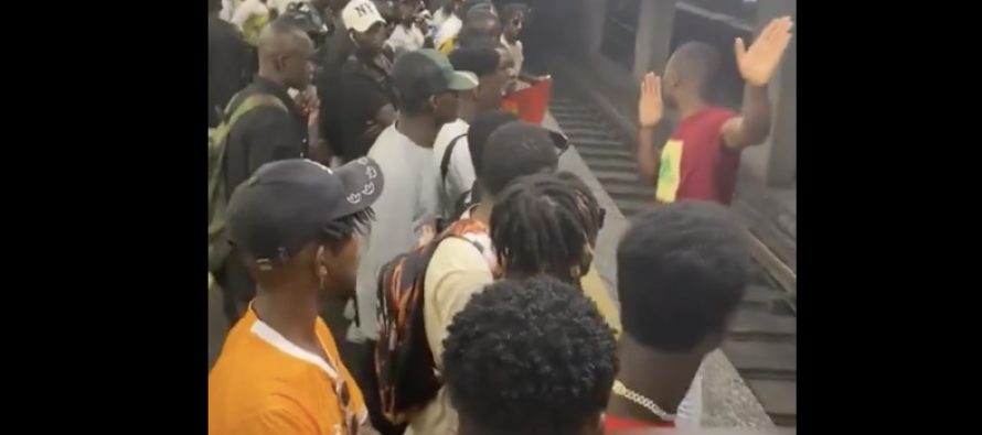 Roma, africani sobillati dai sindacati della sinistra occupano stazione – VIDEO