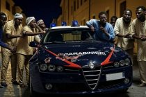 Spacciatori furiosi circondano auto carabinieri per impedire arresto