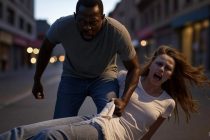 Africano finge di soccorrerla: trascinata via e stuprata