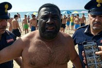 Immigrato nudo in spiaggia per fotografare i bambini: pedofilo inseguito dai bagnanti
