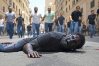 Migrante molesta i loro figli, genitori arrivano e lo massacrano di botte