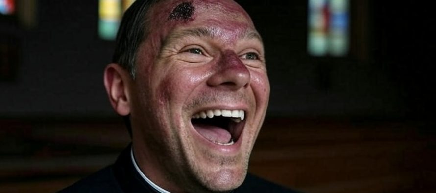 Prete picchiato dai maranza che vogliono bruciare la chiesa: “So’ ragazzi da aiutare”
