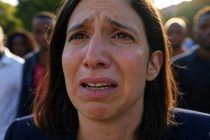 Straniero picchia Moglie e Figlio, si barrica con Machete: abbattuto col Taser