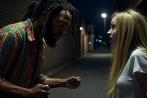 Inseguita e molestata da africani perché li disturba mentre spacciano – VIDEO