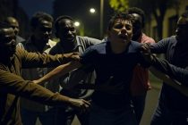 Baby gang di immigrati assalta il centro: «Erano ricoperti di sangue»