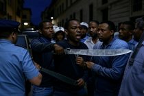 Emergenza Bande Straniere: Italia Paralizzata da Orde di Immigrati che Assaltano la Polizia!