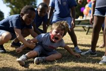 Tre piccoli immigrati distruggono la faccia a bambino italiano: troppo piccoli per essere imputabili