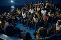 Sacrifici umani sul barcone per far ripartire il motore: clandestini uccidono 50 compagni, buttati in mare