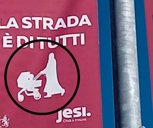 Una donna in burqa nella campagna sulla sicurezza strada, sinistra: “La città è di tutti”
