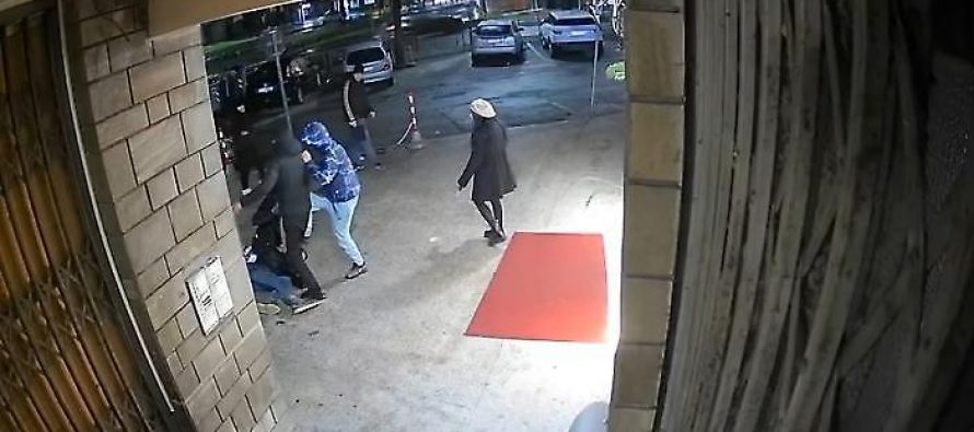 Massacrato e ridotto in fin di vita da branco nordafricani