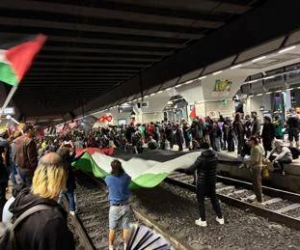 Teppisti pro-Pal bloccano i treni a Torino e nessuno li ferma!