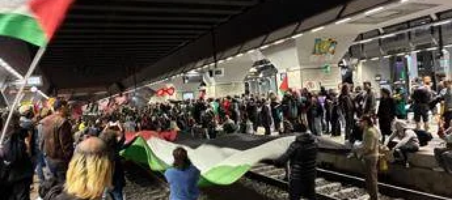 Teppisti pro-Pal bloccano i treni a Torino e nessuno li ferma!