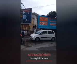 Autisti Esasperati Bastonano Borseggiatore Straniero – VIDEO