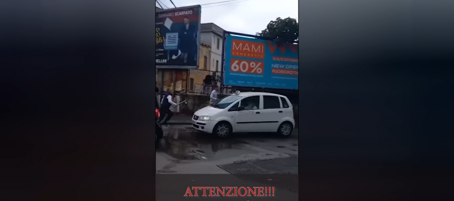 Autisti Esasperati Bastonano Borseggiatore Straniero – VIDEO