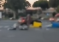 Africano nudo erige barricata e blocca la strada: di qui non si passa – VIDEO