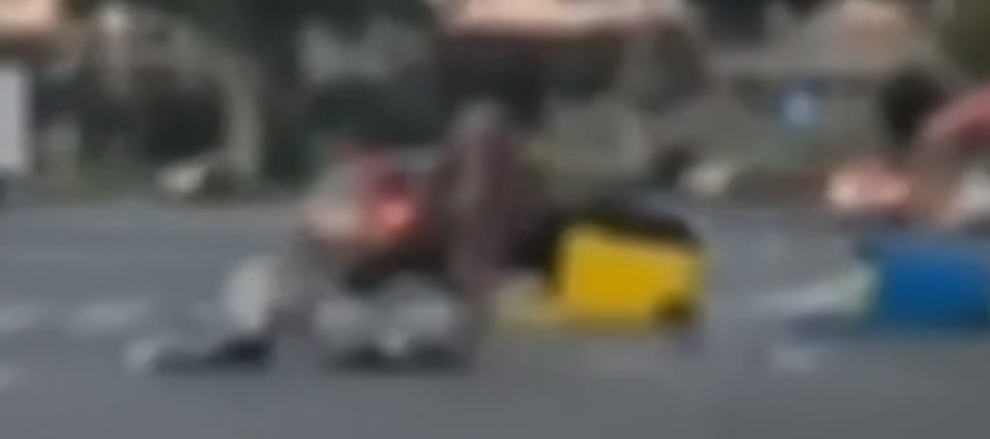 Africano nudo erige barricata e blocca la strada: di qui non si passa – VIDEO