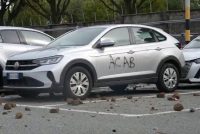 Mohamed in fuga da Polizia muore: parenti distruggono auto davanti ospedale