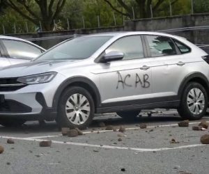 Mohamed in fuga da Polizia muore: parenti distruggono auto davanti ospedale