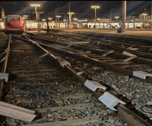 Pro-Pal tentano strage: blocchi di cemento sui binari, assalti alle stazioni