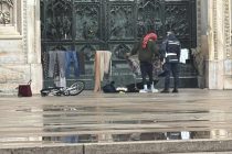 Milano: africano stende i panni sul sagrato del Duomo