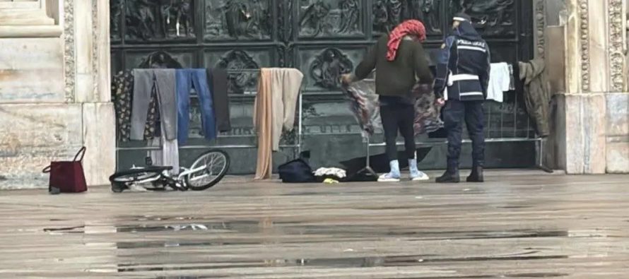 Milano: africano stende i panni sul sagrato del Duomo