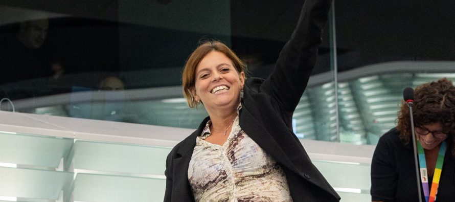 Salis mantiene impunità per un voto, salvata da Forza Italia (?): “Vittoria dell’antifascismo”