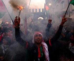 Udine, corteo islamista assale la Polizia durante Italia-Israele