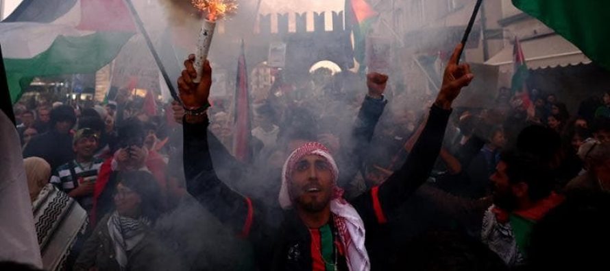 Udine, corteo islamista assale la Polizia durante Italia-Israele