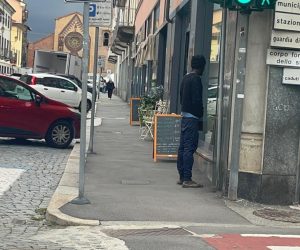 Per mesi ha fatto pipì sulle vetrine: poi è passato a violentare ragazzine – FOTO