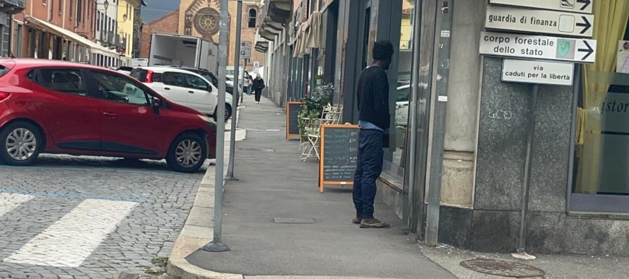 Per mesi ha fatto pipì sulle vetrine: poi è passato a violentare ragazzine – FOTO