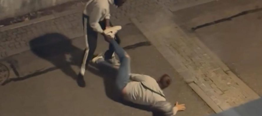 Torino, uomo circondato e pestato da immigrati – VIDEO