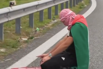 Italia ostaggio di Allah: vietato spostare l’islamico che prega in mezzo alla strada