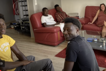 Questa donna va alla stazione e si porta a casa una decina di ‘minori’ africani – VIDEO