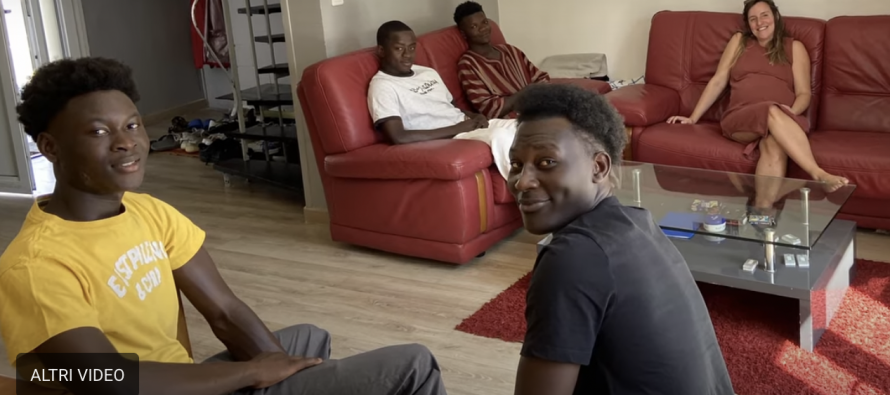 Questa donna va alla stazione e si porta a casa una decina di ‘minori’ africani – VIDEO