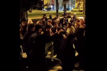 Attiviste di sinistra accolgono clandestini a ‘braccia’ aperte – VIDEO CHOC