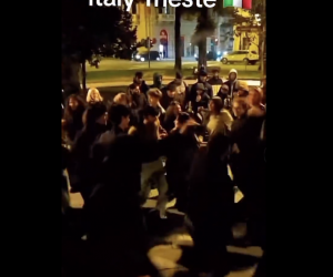 Attiviste di sinistra accolgono clandestini a ‘braccia’ aperte – VIDEO CHOC
