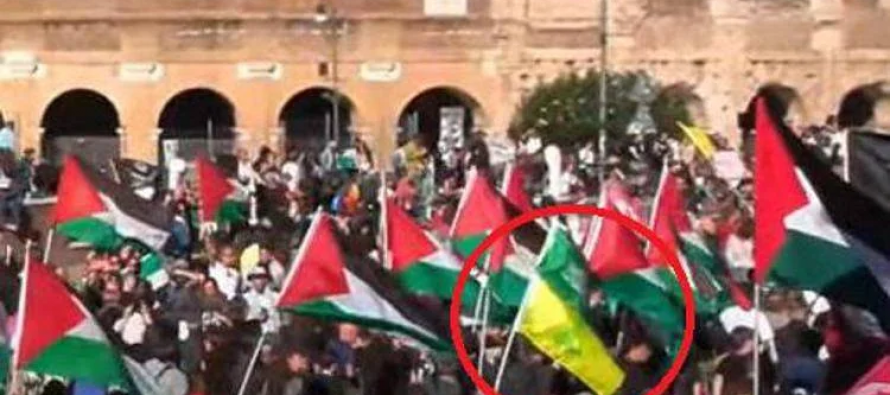 La sinistra sventola la bandiera di Hamas a Roma: pro-Pal esaltano il terrorismo islamico
