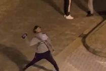 Maranza assaltano cittadina: lanci di bottiglie contro le finestre