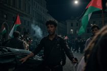 Pro-Pal e Maranza attaccano viaggiatori e automobilisti: auto distrutte a Trieste – VIDEO